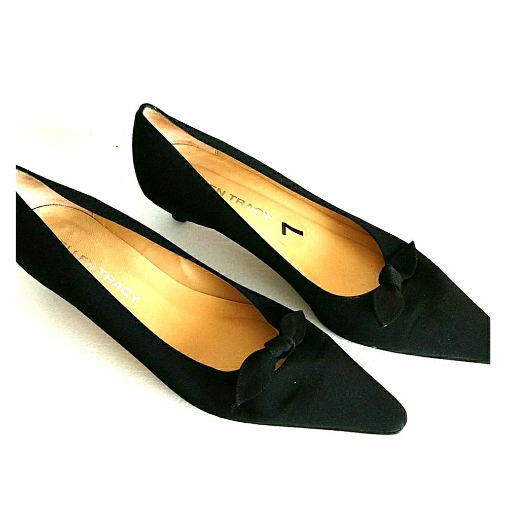 Black silk Ellen Tracy pump
